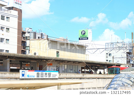 A train stops at Meitetsu Toyotashi Station in Toyota City, Aichi Prefecture A train stops at Meitetsu Toyotashi Station in Toyota City, Aichi Prefecture 132117495