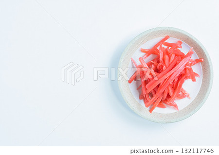 白盤上的紅薑 132117746