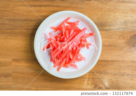 醃薑放在木桌上 醃薑放在木桌上 132117874