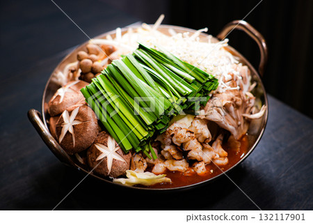 Japanese-style motsunabe with chives and shiitake mushrooms 132117901