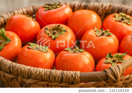 籃子裡的柿子和秋天的味道 132118339