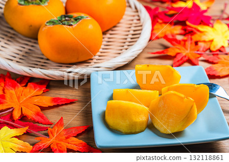 無籽柿子和秋葉 無籽柿子和秋葉 132118861