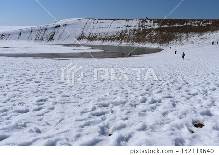 Snow-covered Tottori Sand Dunes and an oasis Snow-covered Tottori Sand Dunes and an oasis 132119640