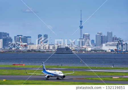 羽田機場、滑行的飛機和東京晴空塔、東京大田區景觀 132119851