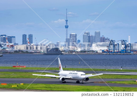 羽田機場、滑行的飛機和東京晴空塔、東京大田區景觀 132119852