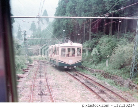 [1975年9月14日拍攝] 在東京禦嶽山纜車上，兩人在陡峭的山坡上擦肩而過 132120234