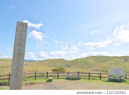 2025年春天,從若竹山望去,秋吉台的枯草依然存在 2025年春天,從若竹山望去,秋吉台的枯草依然存在 132120361