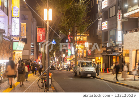 東京:繁華的神樂坂夜景 東京:繁華的神樂坂夜景 132120529