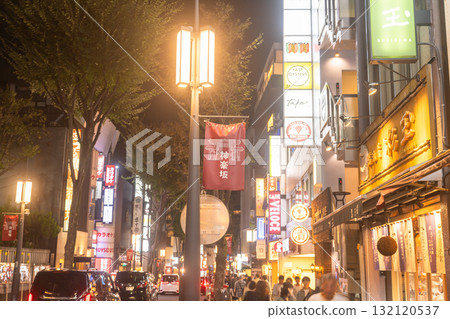 東京：繁華的神樂坂夜景 132120537