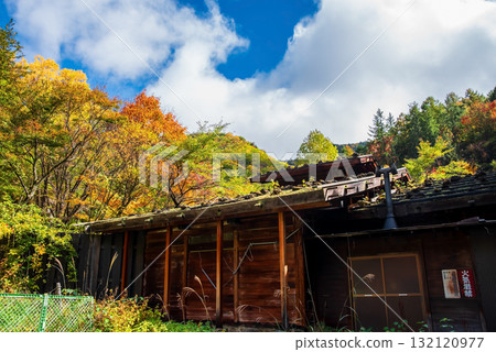 Shirahone Onsen "Awanoyu Ryokan" hot spring building and autumn scenery 132120977