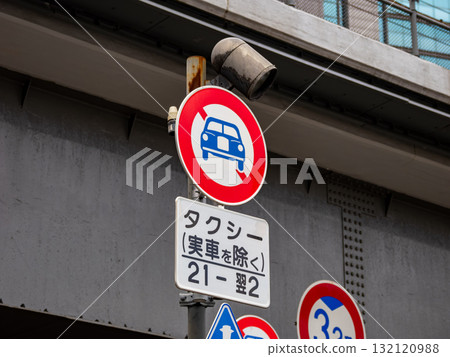 限制夜間空計程車通行的路標 132120988