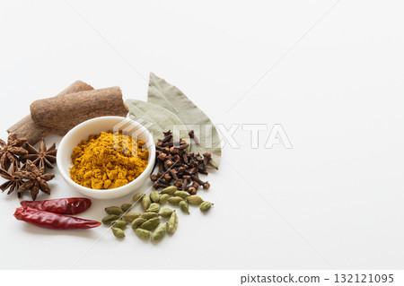 白色背景中的咖哩粉和香料 白色背景中的咖哩粉和香料 132121095