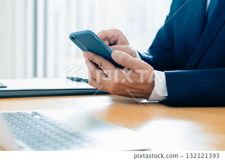 操縱智能手機的一個人的手 操縱智能手機的一個人的手 132121393