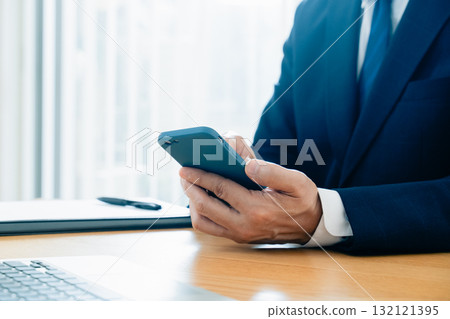 操縱智能手機的一個人的手 操縱智能手機的一個人的手 132121395