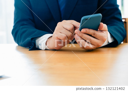 操縱智能手機的一個人的手 132121402