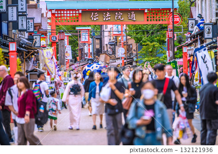 日本東京城市景觀：入境旅遊持續進行…傳邦院街擠滿外國遊客的景象 132121936