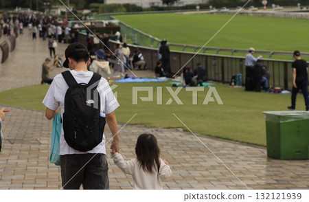 父母與孩子在東京賽馬場玩耍的假日場景 父母與孩子在東京賽馬場玩耍的假日場景 132121939