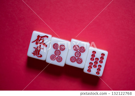 紅色背景上的麻將牌 132122768