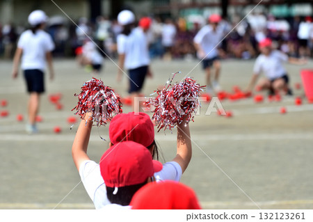 Students cheering at the 2025 Autumn Sports Day, held on a clear day 132123261