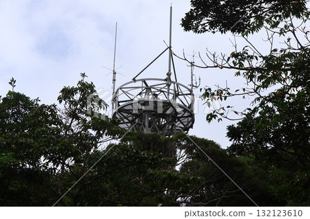 沖繩縣國頭村森林中的無線電塔 沖繩縣國頭村森林中的無線電塔 132123610