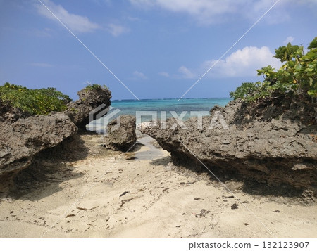 日本世界遺產沖繩川平灣，有美麗的大海和船隻 132123907