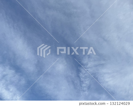 Thin clouds are spreading across the blue sky. 132124029