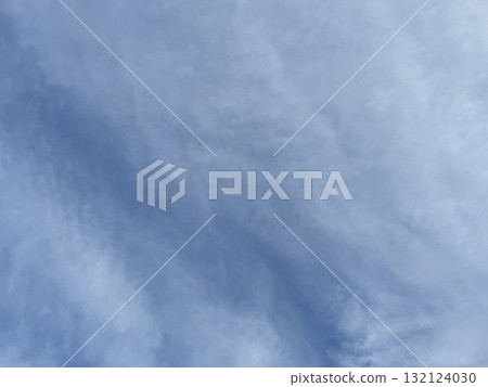 Thin clouds are spreading across the blue sky. 132124030