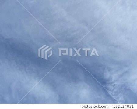 Thin clouds are spreading across the blue sky. Thin clouds are spreading across the blue sky. 132124031
