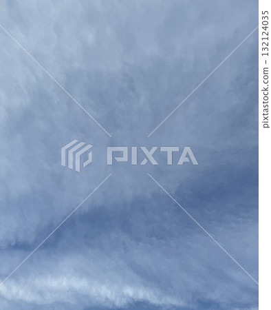 Thin clouds are spreading across the blue sky. 132124035