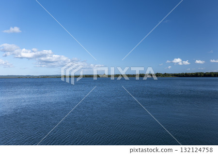 從青森縣陸奧大湊市宇陀海櫻花公園眺望早崎 132124758