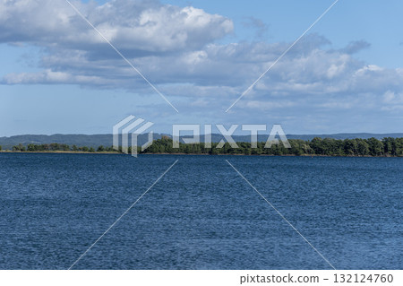 從青森縣陸奧大湊市宇陀海櫻花公園眺望早崎 132124760