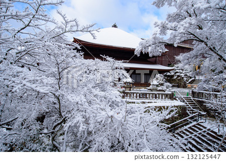 The snow-covered stage of Kiyomizu-dera Temple 132125447