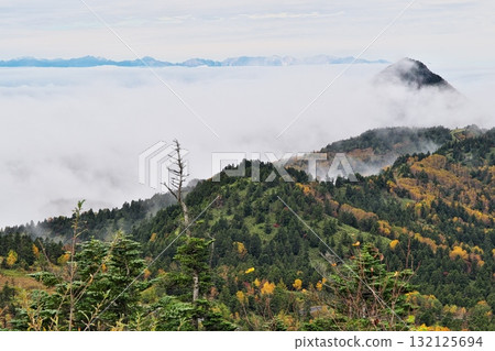 A sea of clouds stretches from the autumn leaves of Shiga Kogen to the Northern Alps A sea of clouds stretches from the autumn leaves of Shiga Kogen to the Northern Alps 132125694