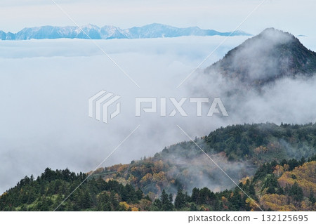 雲海從志賀高原的紅葉一直延伸到北阿爾卑斯山 132125695