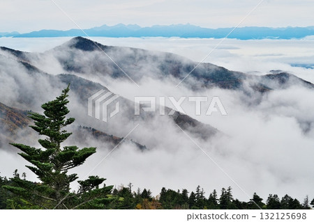 A sea of clouds stretches from the autumn leaves of Shiga Kogen to the Northern Alps A sea of clouds stretches from the autumn leaves of Shiga Kogen to the Northern Alps 132125698