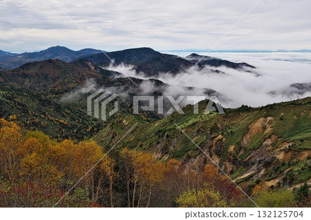A sea of clouds stretches from the autumn leaves of Shiga Kogen to the Northern Alps A sea of clouds stretches from the autumn leaves of Shiga Kogen to the Northern Alps 132125704