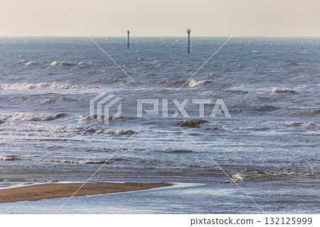 桐鄉海岸線，夕陽將海面染成金黃色 132125999