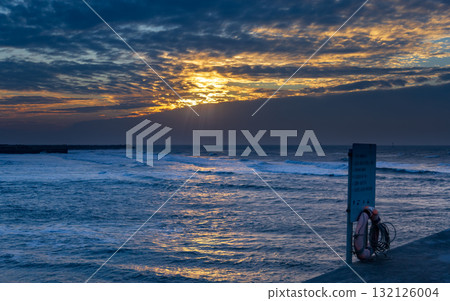 Tongxiang coastline, the setting sun turns the sea surface dyed golden yellow Tongxiang coastline, the setting sun turns the sea surface dyed golden yellow 132126004