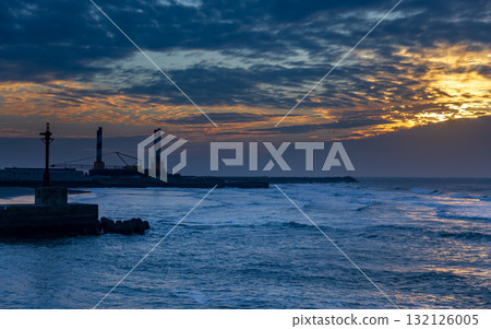 Tongxiang coastline, the setting sun turns the sea surface dyed golden yellow 132126005