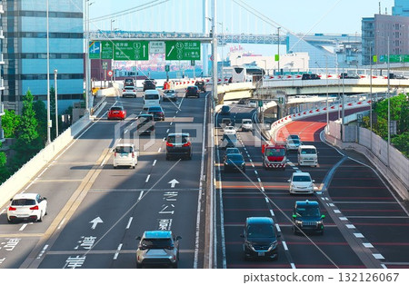 複雜的道路和車輛網絡－首都高速公路交會處的交通 132126067