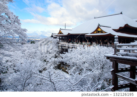 清水寺舞台被白雪覆蓋 132126195