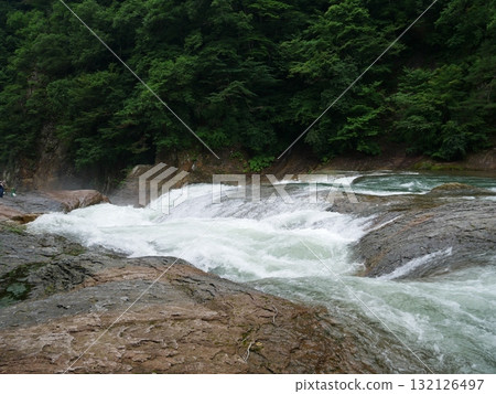 瀑布與大量的水 瀑布與大量的水 132126497