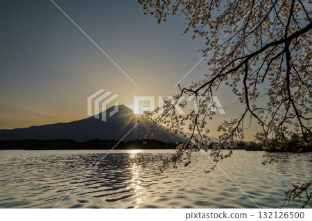 Spring sunrise over Lake Tanuki, Fujinomiya City, Shizuoka Prefecture Spring sunrise over Lake Tanuki, Fujinomiya City, Shizuoka Prefecture 132126500