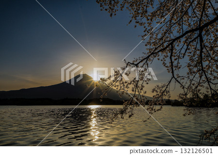 Spring sunrise over Lake Tanuki, Fujinomiya City, Shizuoka Prefecture Spring sunrise over Lake Tanuki, Fujinomiya City, Shizuoka Prefecture 132126501