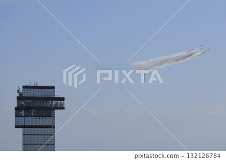 藍色衝擊波飛機在茨城縣大洗町海洋塔上空編隊飛行，在湛藍的天空噴出濃煙。 132126784