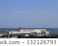 With a clear blue sky as a backdrop, the Blue Impulse flies in formation above a large passenger ship at Oarai Port in Ibaraki Prefecture, spewing smoke. 132126793