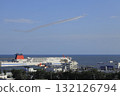 With a clear blue sky as a backdrop, the Blue Impulse flies in formation above a large passenger ship at Oarai Port in Ibaraki Prefecture, spewing smoke. 132126794