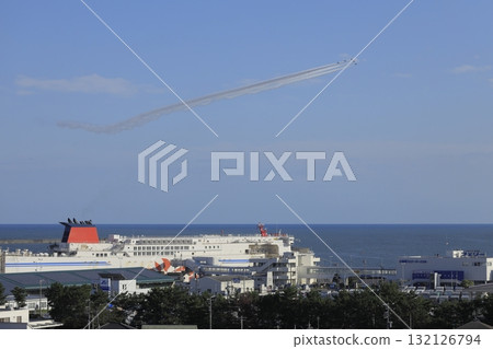 With a clear blue sky as a backdrop, the Blue Impulse flies in formation above a large passenger ship at Oarai Port in Ibaraki Prefecture, spewing smoke. With a clear blue sky as a backdrop, the Blue Impulse flies in formation above a large passenger ship at Oarai Port in Ibaraki Prefecture, spewing smoke. 132126794