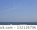 The Blue Impulse flies in a fan shape, spewing smoke over the sea off Oarai, Ibaraki Prefecture, against the backdrop of a clear blue sky. 132126796