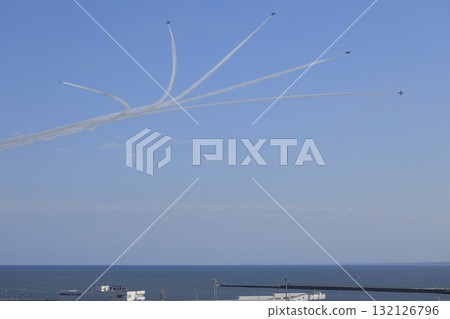 The Blue Impulse flies in a fan shape, spewing smoke over the sea off Oarai, Ibaraki Prefecture, against the backdrop of a clear blue sky. 132126796